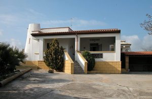  Feriehus med havudsigt og den arkæologiske park Selinunte. Huset har dejligt udeområde: en terrasse med direkte adgang fra stue/køkken, en pavillon med grill i haven, hvor I kan hygge jer på de l ...