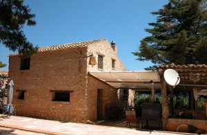  Herligt feriehus med velholdt have med mange forskellige buske og træer. Perfekt hvis man vil væk fra hverdagens stress og jag og tilbringe ferien i naturen og samtidig tæt på vandet (grunden gå ...