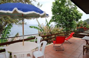  Lille, moderne villa med en rummelig, møbleret terrasse og udsigt over havet og . Direkte adgang til stenstrand via privat port. Villaen ligger mellem Catania og Taormina i nærheden af landsbyerne  ...