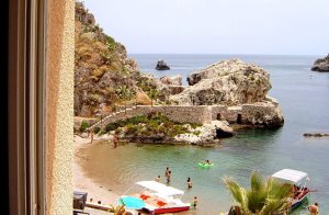  Panoramalejlighed med dejlig terrasse og udsigt over de skønneste strande på Sicilien. Boligen ligger ikke langt fra Taormina, der er en af de smukkeste og mest berømte byer på øen. Man kan kun  ...