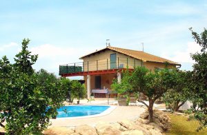  Dette lille sommerhus blev bygget under renoveringen af en gammel gård. Huset ligger på en bakke i et åbent landskab, der skrænter ned mod havet. Huset ligger i et roligt område, og har en skøn ...