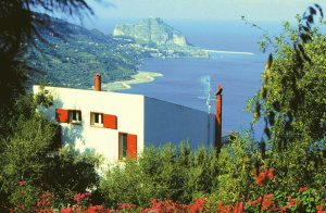  To skønne lejligheder med udsigt i et nyt trefamilieshus på en højtbeliggende grund med oliventræer og ege ved den smukke Cefalù-bugt. Herlig, vid udsigt til havet. Rolige omgivelser. Stor, velp ...