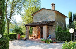  En ombygget lade danner rammen om dette hyggelige feriehus, der har en stor have og panoramaudsigt. ...