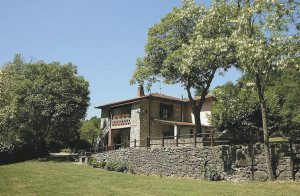  I dette feriehus, som ligger i en bedårende dal i det nordøstlige Toscana, i Casentino, finder I uberørte skove, som nu er nationalpark. Den store, velplejede have grænser op til et vandløb, som ...