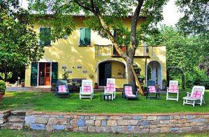  Ved dette feriehus, som ligger i en bedårende dal i det nordøstlige Toscana, i Casentino, finder I uberørte skove, som nu er nationalpark. Den store, velplejede have grænser op til et vandløb, s ...