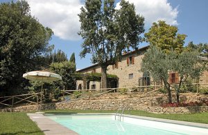  Kun få minutter fra den stolte by Cortona ligger den lille bydel Pergo. En markvej fører jer til denne flotte villa, som ligger omgivet af velplejede græsplæner, olivenlunde og forskelige træer  ...