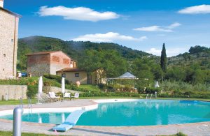  Disse ferielejligheder er stilfuldt istandsat og komfortabelt møbleret og ligger i et anneks til en toscansk villa. Til lejlighederne hører egen havedel i den parklignende have. Der er vidstrakt ud ...