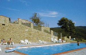  I 800 meters højde finder I ikke kun den vilde natur og en fantastisk udsigt, her kan I også holde ud at være selv i den hedeste sommer, da der altid er forfriskende brise! Ferielejligheden ligger ...