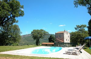  Her kan I bo helt anderledes: I et forsvarstårn fra middelalderen, smagfuldt restaureret og indrettet. (Ikke egnet for børn). Nederst, under buen, ligger det lyse køkken og spisestuen. Soveværels ...