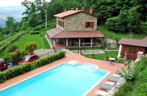  Dette hus i traditionel toscansk stil, er beliggende i de romantiske bjerge i Casentino (800m ASL). Her vil du finde udstrakte skove, friske bjergluft, maleriske landsbyer, middelalderlige borge. Hus ...