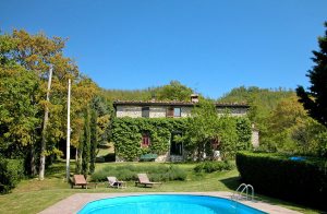  For individualister! Denne rummelige villa er smagfuldt indrettet. En privat sommerbolig af en florentinsk familie og tilbyder - ud over alt andet - en masse 'atmosfære'. Huset ligger i en rolig sid ...