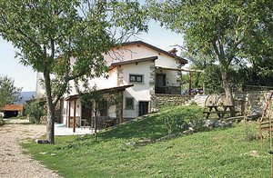  Lejligheder (6 i alt) ved en økologisk bondegård. Pool, græsplæne til solbadning og legeplads ved gården (400 m). Fælles grill. Vaskemaskine mod betaling. Barneseng/barnestol på forespørgsel. ...