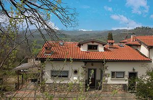  Lejligheder (6 i alt) ved en økologisk bondegård. Pool, græsplæne til solbadning og legeplads ved gården (400 m). Fælles grill. Vaskemaskine mod betaling. Barneseng/barnestol på forespørgsel. ...