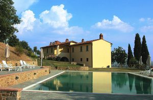  Komfortabelt indrettede lejligheder med udsigt over Arnodalen. Alle med eget udendørs område med terrasse eller siddepladser i haven. Dejlig fælles pool, omgivet solterrasse. På forespørgsel bar ...