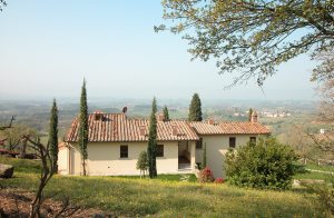  Disse fire komfortabelt indrettede ferielejligheder i et roligt område med panoramaudsigt over Arnodalen over til Chiantis bakker. Hver lejlighed råder over eget udendørs opholdsområde med terras ...