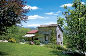  Et smagfuldt istandsat naturstenshus på de sydvendte skråninger af Appennin. Rustik indretning, stort spisekøkken, udvendig trappe. Overdækket terrasse og siddepladser i skyggen af gamle kastanie ...