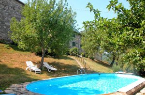  I 700 meters højde og på den sydlige skråning af Appinnerne ligger denne ferielejlighed i udkanten af en lille landsby. Stuen og to soveværelser er på 1. sal, det 3. soveværelse med bad i et li ...