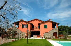  I udkanten af en smuk lille by ligger disse fire komfortable ferielejligheder, som er opført i traditionel stil. Hver lejlighed har sin egen overdækkede terrasse. Haven med grill og pool er fælles ...