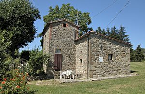  Rustikt feriehus, beliggende 700 m.o.h. Fælles pool og plæne med ITA263. Rideundervisning og vaskemaskine mod gebyr. Restaurant på stedet. Barneseng efter aftale. ...