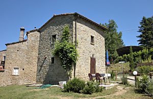  Rustikt feriehus, beliggende 700 m.o.h. Fælles pool og plæne med ITA262. Rideundervisning og vaskemaskine mod gebyr. Restaurant på stedet. Barneseng efter aftale. ...