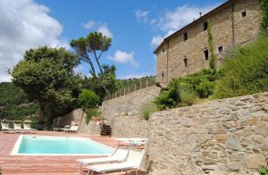 Dette smagfulde nyrenoverede hus inponerer med sin unikke stil i 700 meters højde. Herfra kan du se ud over hele Chiana-dalen og nyde den enestående stilhed. Den levende natur strækker sig over et ...