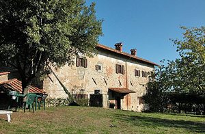  Rummelig lejlighed på hele første sal i historisk bygning. Privat have. Lejligheden er kendetegnet ved sin specielle atmosfære og store stue. Ideelt til vandreture. ...