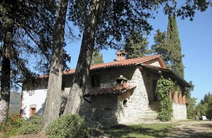  Tidligere gård med to hyggelig lejligheder. Ligger på en bakkeskråning, der grænser op til skov. Terrasse med havemøbler. Sti til privat sø. Ideelt til vandreture. ...