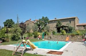  Disse feriehuse og -lejligheder hører til en lille bebyggelse beliggende roligt på skråningen oven over Chiana-dalen. Ejerne driver en gård med får, høns, hunde og katte. Hver feriebolig har en ...