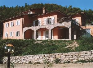  Dette dejlige hus ligger i et roligt område med flot udsigt, og er opdelt i tre flotte og hyggelige lejligheder. Her kan I nyde den pragtfulde udsigt over dalen og de omkringliggende skove. Der stå ...