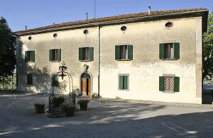  Denne dejlige villa fra 1800-tallet er istandsat og opdelt i fire lejligheder, hvor ejeren bor i den ene. Rustik indretning. Ejendommen er roligt beliggende med panoramaudsigt over Chianadalen. Alle  ...