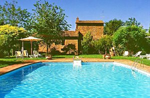  Skønt sted med 10 lejligheder fra 1500-tallet. Hver lejlighed råder over et udendørs område med borde og stole. ...