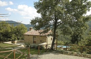  Hyggeligt stenhus i rolige bakkede omgivelser og midt i store skove. Have med overdækket terrasse, swimmingpool og grillhjørne. Ideelt til afslapning og vandreture. ...