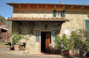  Komfortabelt feriehus (rækkehus) beliggende i bakker med privat pool og solterrasse. Barneseng på forespørgsel. I nærheden af Firenze, Arezzo og Chianti. ...