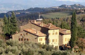  Disse to stilfulde og komfortabelt indrettede lejligheder (i et feriekompleks med 5 ferielejligheder) ligger i en oprindelig herregård. Begge lejligheder har udendørs siddeplads på den store, park ...