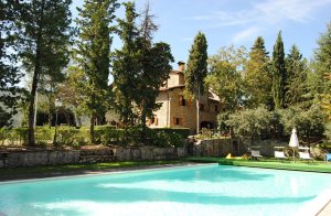  Disse to stilfulde og komfortabelt indrettede lejligheder (i et feriekompleks med 5 ferielejligheder) ligger i en oprindelig herregård. Begge lejligheder har udendørs siddeplads på den store, park ...