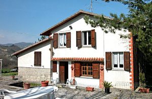  Hyggeligt hus med terrasse og stor naturgrund i Appenninerne-bjergene. Roligt område, ideelt til afslapning eller vandring. 70 km til atlanterhavet. ...