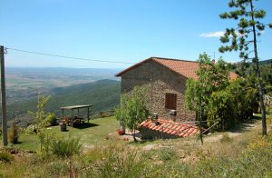  Feriehus, der ligger på en bakketop, ca. 750m over havets overfalde, med fantastisk udsigt over Chiana dalen. Huset har en stor gurnd med overdækket terrasse, carport indeholder en stor naturgrund  ...