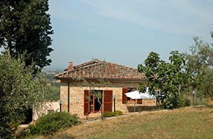  Lille komfortabelt sommerhus, der ligger i et roligt område ved en gammel kirke. Der er terrasse med grill og privat have med græsplæne, olivenlunde og skov. ...