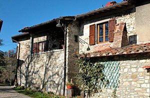  Komfortabelt feriehus (rækkehus) med overdækket terrasse i smukke omgivelser. Ideelt til vandreture i Casentino og udflugter til Arezzo og Firenze. Børneseng på forespørgsel. ...