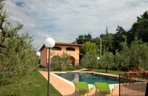  Stor, komfortabel villa med privat have og pool. I stueetagen er der to køkkener med udgang til overdækket terrasse samt fire af de i alt otte soverværelser. På 1. sal yderligere fire soveværels ...