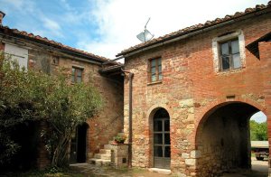  Rustik ferielejlighed i den lille by Borgo (delvist restaureret) i bakket terræn med stor naturgrund. Grill og afskærmet poolområde kan benyttes. Der er udendørstrappe mellem stueetage og første ...