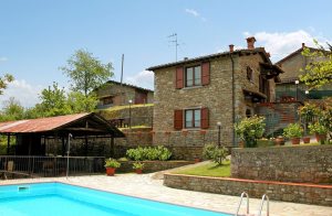  Rustikt feriehus i mindre by nær Casentino-dalen. Stor opholdsafdeling med åben pejs i stueetagen. Soveværelser på 1. sal. Privat have med pool, overdækket siddeplads, grill, bordtennis. Ideelt  ...