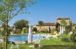  Dette lille feriecenter består af 11 lejligheder. Beliggende ved foden af bjerget ved den berømte by Cortona. Byen er ikke kun kendt pga. sine historiske oprindelser og sine antikke udstillinger, m ...