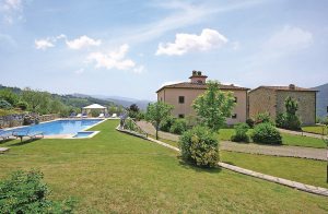  Smuk landejendom med tilhørende sidebygning på en grund med med olivenlunde og panoramaudsigt nær Arezzo. Omhyggeligt renoveret med sans for detaljer. Udendørs arealerne og pool området er ligel ...
