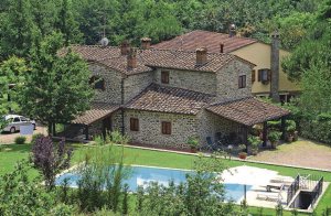  Fulstændig individuel lejlighed i en renoveret mølle i en dal langs Arnodalen mellem Arezzo og Casentino. Området der har en rig natur ligger i nærheden af Parco delle Foreste Casentinesi og byde ...