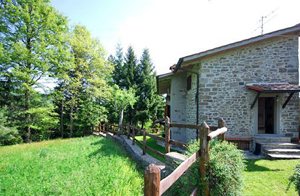  Typisk restaureret bondehus i meget roligt område. Der er en vindeltrappe til 1. sal. Området er omgivet af skov med trekkingruter til afslappende vandreture. ...