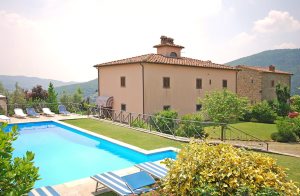  Smukt landhus med tilhørende anneks, der ligger midt på den store grund med oliventræer. Huset har en fantastisk beliggenhed i nærheden af Arezzo. På grund af den meget omhyggelige renovering, e ...