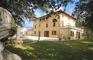  Her er boligen til den store familie der skal på deres livs ferie, eller skal fejre en stor begivenhed. I bor på et typisk toscansk gods, nær Arezzo og med betagende udsigt over dalen og Lucignano ...