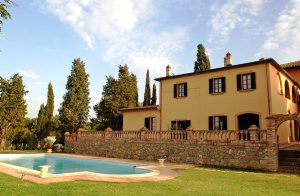  Dette meget smukke landhus med tilhørende anneks ligger i roligt område, og har en fantastisk udsigt over det omkringliggende landskab og bakker i Arezzo. Huset er for nylig blevet smagfuldt og ful ...