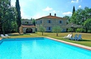 Stort landhus i sten, 1,5 km fra byen Ambra i udkanten af Chianto Classico. Huset ligger højt i et landskab med megen vegetation, ca. 100 m fra en vej, der forbinder alle de små byer i dalen. Rundt ...